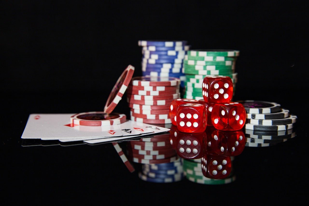 nine789 App ဖြင့် Live Casino ဂိမ်းများ ကစားနေသောပုံ မြန်မာ